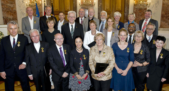 Gruppenbild mit Ministerpräsident Winfried Kretschmann (M.) und den Ordensprätendenten