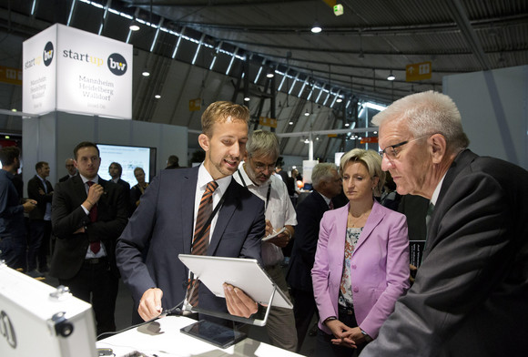 Ministerpräsident Winfried Kretschmann (r.) und Ministerin Nicole Hoffmeister-Kraut (M.)
