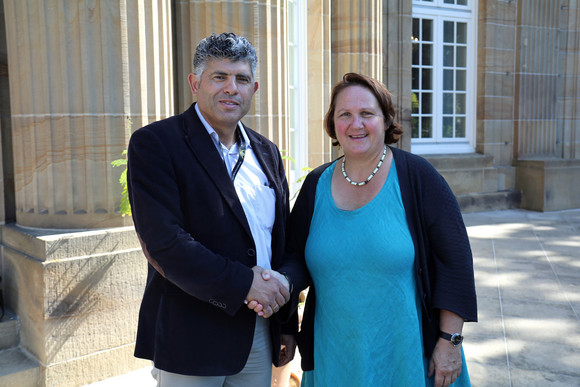 Staatssekretärin Theresa Schopper (r.) und Daoud Nassar (l.) (Foto: Staatsministerium Baden-Württemberg)