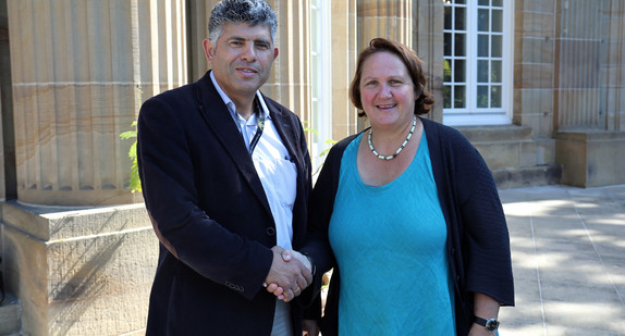 Staatssekretärin Theresa Schopper (r.) und Daoud Nassar (l.) (Foto: Staatsministerium Baden-Württemberg)