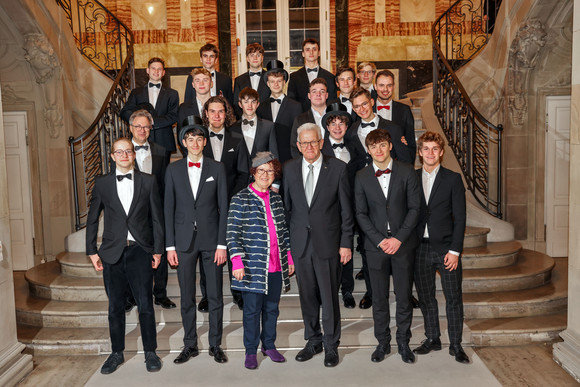 Gruppenbild von Ministerpräsident Winfried Kretschmann und seiner Ehefrau Gerlinde mit den Högien Harmonists des Hölderlin-Gymnasiums Nürtingen