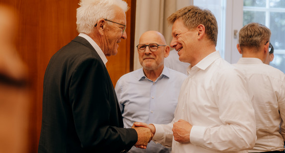 Ministerpräsident Winfried Kretschmann (links), Verkehrsminister Winfried Hermann (Mitte) und der Vorstandsvorsitzende der Deutschen Bahn AG, Dr. Richard Lutz (rechts)