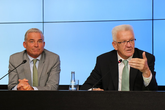 Ministerpräsident Winfried Kretschmann (r.) und der Minister für Inneres, Digitalisierung und Migration, Thomas Strobl (l.)