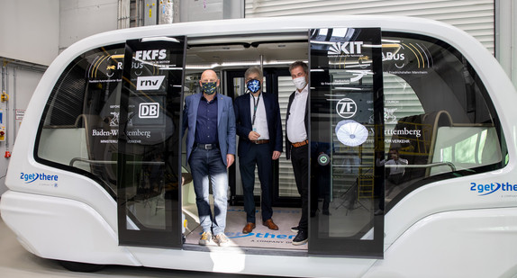 Verkehrsminister Winfried Hermann, Dr. Heiko Tempel (Verkehrsministerium) und Prof. Dr. Hans-Christian Reuss (FKFS) im autonomen Shuttlebus 