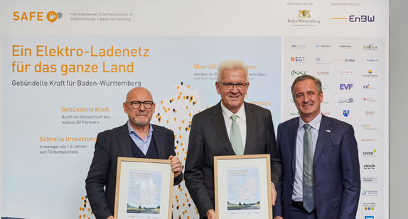 v.l.n.r.: Verkehrsminister Winfried Hermann, Ministerpräsident Winfried Kretschmann und Dr. Frank Mastiaux, Vorstandsvorsitzender der EnBW Energie Baden-Württemberg AG (Bild: EnBW)