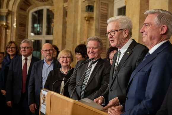 Ministerpräsident Winfried Kretschmann (2.v.r.) bei seiner Ansprache (Bild: Staatsministerium Baden-Württemberg)