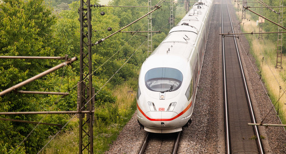 Ein Intercity-Express (ICE) der Deutschen Bahn (DB) fährt auf der Rheintalschiene nahe Hügelheim in Richtung Norden.