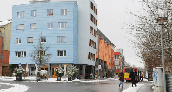 Passanten laufen in Tübingen über die Aixer Straße des Französischen Viertels (Bild: © dpa).