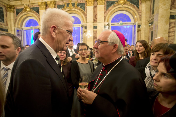 Ministerpräsident Winfried Kretschmann im Gespräch mit Gästen