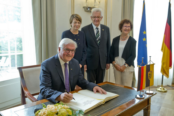 Stuttgart, Villa Reitzenstein: Bundespräsident Frank-Walter Steinmeier beim Eintrag in das Gästebuch des Landes, Elke Büdenbender, Ministerpräsident Winfried Kretschmann und Gerlinde Kretschmann (v.l.n.r.)