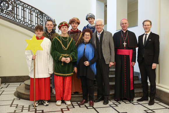 Ministerpräsident Winfried Kretschmann und seine Ehefrau Gerlinde, Staatsminister Dr. Florian Stegmann und Weihbischof Dr. Peter Birkhofer mit der Sternsingergruppe der Seelsorgeeinheit Sigmaringen, St. Johann