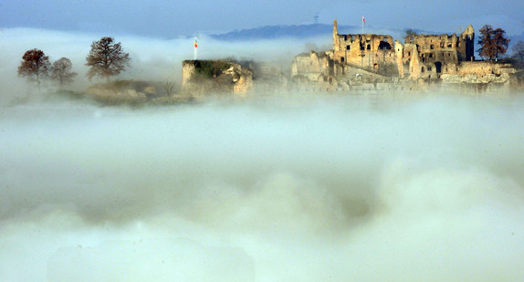 Die Festungsruine der Hochburg bei Emmendingen in Südbaden ragt aus dem Nebelmeer. (Foto: © dpa)