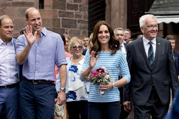 Spaziergang zur Alten Brücke: Ministerpräsident Winfried Kretschmann (r.), Herzogin Catherine (M.), Prinz William (2.v.l.) und Heidelbergs Oberbürgermeister Prof. Dr. Eckart Würzner (l.)