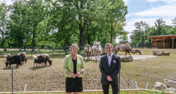 Finanzministerin Edith Sitzmann und Wilhelma-Direktor Dr. Thomas Kölpin vor der Asiatischen Huftieranlage.