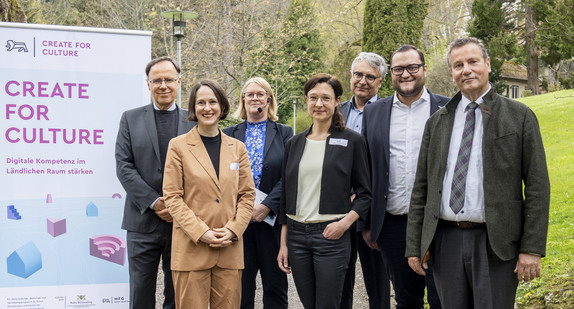 Gruppenbild mit MFG-Geschäftsführer Carl Bergengruen (l.), Staatssekretär Arne Braun (3.v.r.) und Minister Peter Hauk (r.)