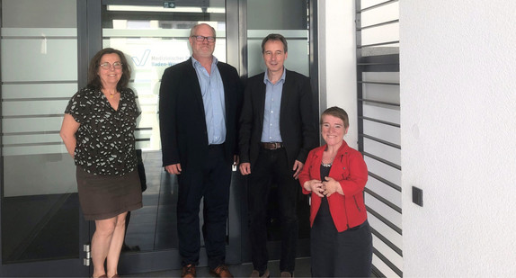 Das Bild zeigt stehend von rechts nach links Simone Fischer, Dr. Thomas Rösel (Medizinischer Dienst), Fabian Haussecker (Leiter der Geschäftsstelle der Landesbeauftragten), Dr. Gabriele Streckfuß (Medizinischer Dienst).