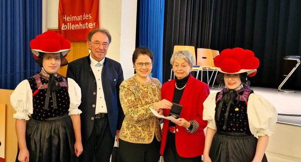 Bürgermeister der Gemeinde Gutach Siegfried Eckert (zweiter von links), Ministerin Marion Gentges (Mitte) und Maria-Magdalena Dickreiter (Zweite von rechts), eingerahmt von zwei Trachtenträgerinnen.