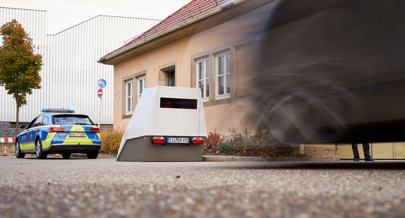 Enforcement Trailer der Polizei Baden-Württemberg zur Geschwindigkeitskontrolle.