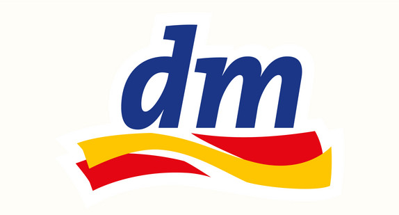 Das Logo der Drogeriemarktkette dm.