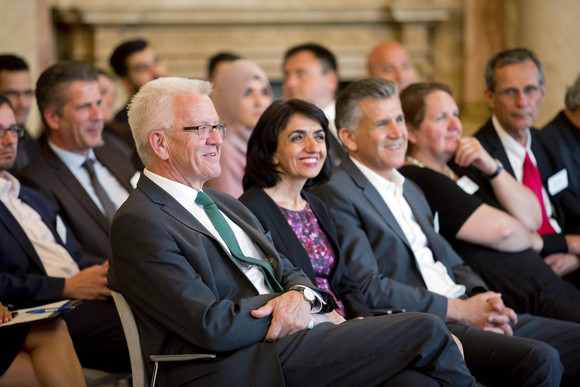 Ministerpräsident Winfried Kretschmann (l.) und Landtagspräsidentin Muhterem Aras (2.v.l.)