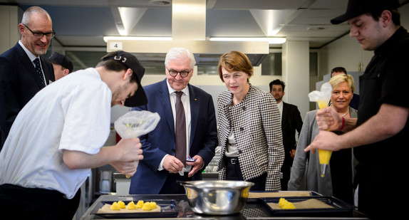 Bundespräsident Frank-Walter Steinmeier (3.v.l), seine Frau Elke Büdenbender (4.v.l) und Kultusministerin Susanne Eisenmann (2.v.r) unterhalten sich mit Schülern der Mathilde-Planck-Schule, die eine Ausbildung zum Koch absolvieren. (Foto: © dpa)