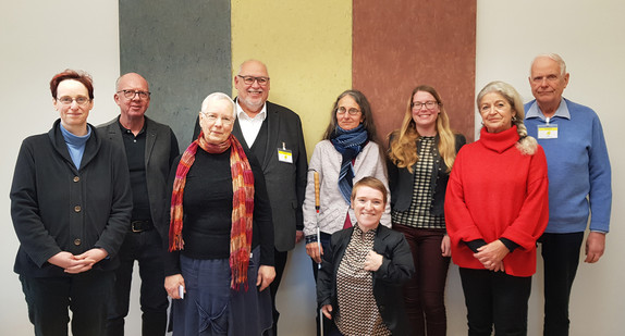 Simone Fischer, die Vorstände der Regionalverbände Baden-Württemberg und Angehörige von Menschen mit Autismus. 