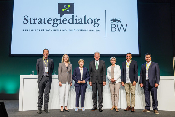 Ministerpräsident Winfried Kretschmann (Mitte) mit den Ministerinnen Nicole Razavi, Dr. Nicole Hoffmeister Kraut und Thekla Walker sowie den Co-Vorsitzenden der Themensäulen, Tim von Winning, Prof. Dirk Hebel und Dr. Albert Dürr