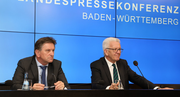 Ministerpräsident Winfried Kretschmann (r.) und Sozial- und Integrationsminister Manne Lucha (l.) (Bild: Staatsministerium Baden-Württemberg)