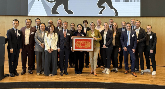 Zu sehen ist eine Gruppe von Menschen auf einer Bühne zur 40-jährigen Partnerschaft zwischen Baden-Württemberg und der Provinz Liaoning