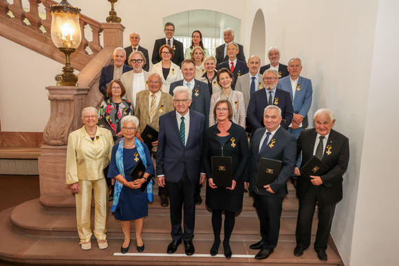 Gruppenbild mit Ministerpräsident Winfried Kretschmann (vorne, 3. von links) und den Ordensprätendentinnen und Ordensprätendenten