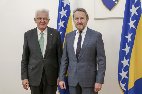 Ministerpräsident Winfried Kretschmann (l.) und der Vorsitzende des Staatspräsidiums von Bosnien und Herzegowina, Bakir Izetbegovic (r.), am 20.04.2018 in Sarajewo