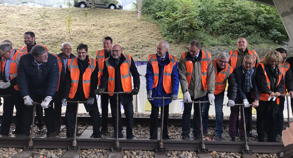 Verkehrsminister Winfried Hermann beim Spatenstich zum Projekt Regionalstadtbahn. (Bild: Verkehrsministerium Baden-Württemberg)