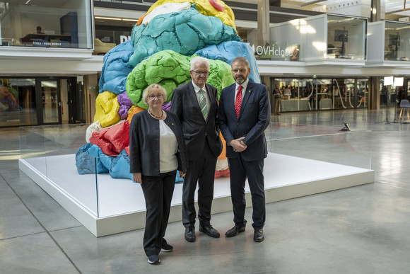 Ministerpräsident Winfried Kretschmann (M.), Wissenschaftsministerin Theresia Bauer (l.) und Staatssekretär Volker Ratzmann (r.) im Start-up-Campus Station F in Paris (Bild: Staatsministerium Baden-Württemberg)