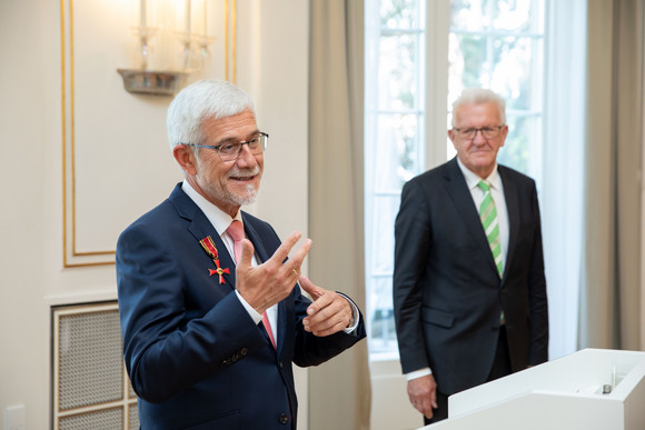 Landrat Klaus Pavel (l.) und Ministerpräsident Winfried Kretschmann (r.) (Bild: Staatsministerium Baden-Württemberg)