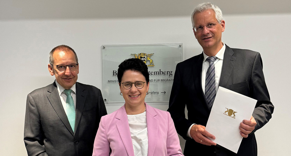 von links nach rechts: Präsident des Oberlandesgerichts Karlsruhe Jörg Müller, Justizministerin Marion Gentges und Dr. Jens Martin Zeppernick, Präsident des Landgerichts Heidelberg 