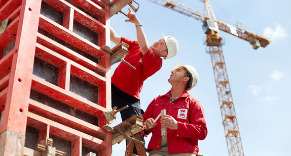 Bauarbeiter beim Hochbau (Schalwand)