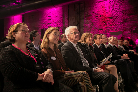 v.l.n.r.: Staatsministerin Theresa Schopper, Staatssekretärin Petra Olschowski und Ministerpräsident Winfried Kretschmann, Prof. Dr. Juliane Kokott, Prof. Dr. Julian Nida-Rümelin, Prof. Dr. Bernhard Pörksen (Bild: Staatsministerium Baden-Württemberg)