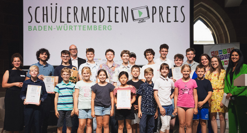 Gruppenbild mit den Gewinnerinnen und Gewinnern des Schülermedienpreises 2024