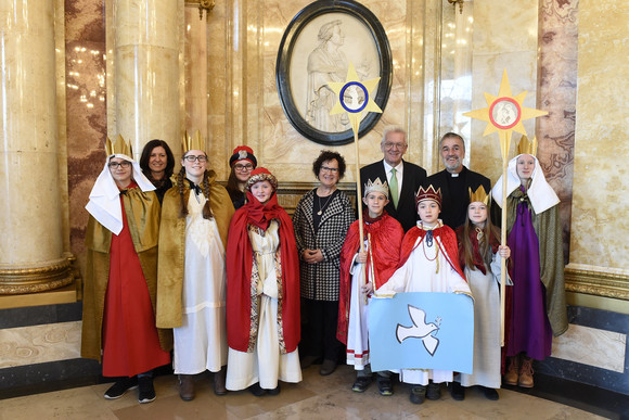 Ministerpräsident Winfried Kretschmann und seine Frau Gerlinde mit Sternsingern von St. Paulus, Neckartenzlingen