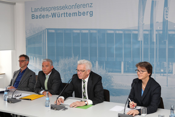 v.l.n.r.: Regierungssprecher Rudi Hoogvliet, der stellvertretende Ministerpräsident und Innenminister, Thomas Strobl, Ministerpräsident Winfried Kretschmann und die Vorsitzende der Landespressekonferenz Baden-Württemberg, Barbara Schlegel