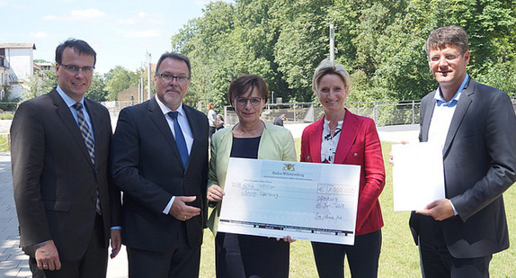 Wirtschaftsministerin Nicole Hoffmeister-Kraut übergibt den Förderbescheid an das Erneuerungsgebiet „Grünzug Mühlbach“ (Foto: © Ministerium für Wirtschaft, Arbeit und Wohnungsbau Baden-Württemberg)