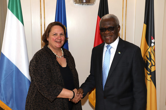 Staatsministerin Theresa Schopper (l.) und der Botschafter der Republik Sierra Leone, M'Baimba Lamin Baryoh (r.) (Bild:Staatsministerium Baden-Württemberg)