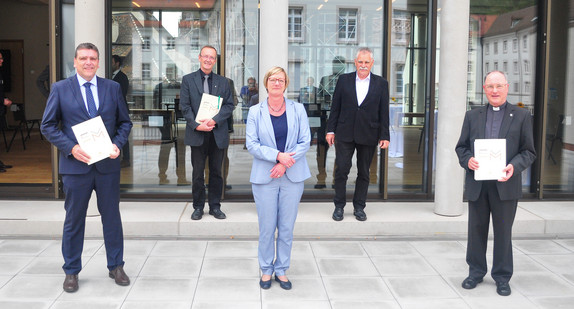 v.l.n.r.: Andreas Schmid, Bürgermeister der Gemeinde Öhningen, Stefan Hutterer, Pfarrer der Kirchengemeinde Höri, Finanzministerin Edith Sitzmann, Stiftungsratsvorsitzender Georg Sessler und Generalvikar Dr. Axel Mehlmann (Bild: Erzbistum Freiburg)