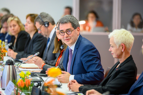 Jean Rottner (M.), Präsident der Région Grand Est, bei der Konferenz zur grenzüberschreitenden Zusammenarbeit (Bild: Staatsministerium Baden-Württemberg)