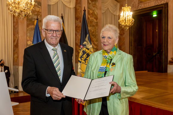 Ministerpräsident Winfried Kretschmann (l.) und Prof. Dr. Lenelis Kruse-Graumann (r.)