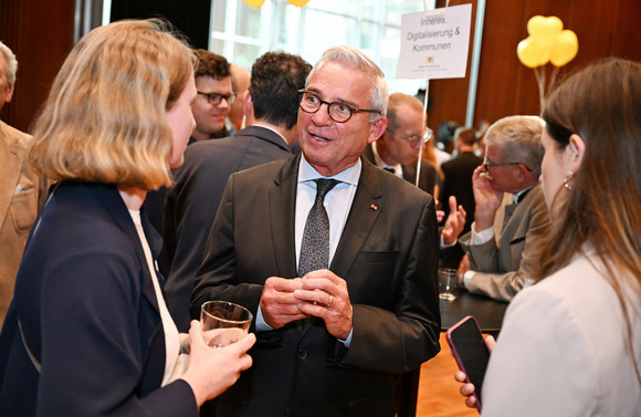 Thomas Strobl (Mitte), stellvertretender Ministerpräsident und Minister des Inneren, für Digitalisierung und Kommunen, im Gespräch