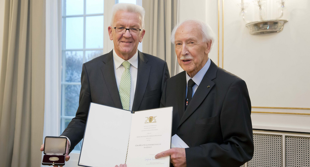 Ministerpräsident Winfried Kretschmann (l.) und Prof. Dr. Hermann Bausinger (r.)