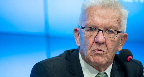 Ministerpräsident Winfried Kretschmann spricht während einer Pressekonferenz.