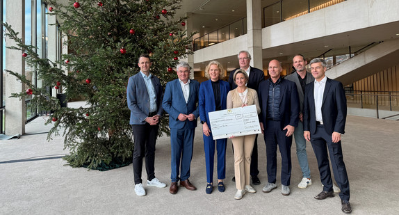 Übergabe eines symbolischen Förderschecks an die Projektverantwortlichen der Fraunhofer-Gesellschaft für das Projekt „Stuttgart Climate Tech Hub“