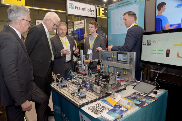 Ministerpräsident Winfried Kretschmann (zweiter von links) am Stand von Fraunhofer IOSB am Gemeinschaftsstand von BW_i und Allianz Industrie 4.0 Baden-Württemberg 